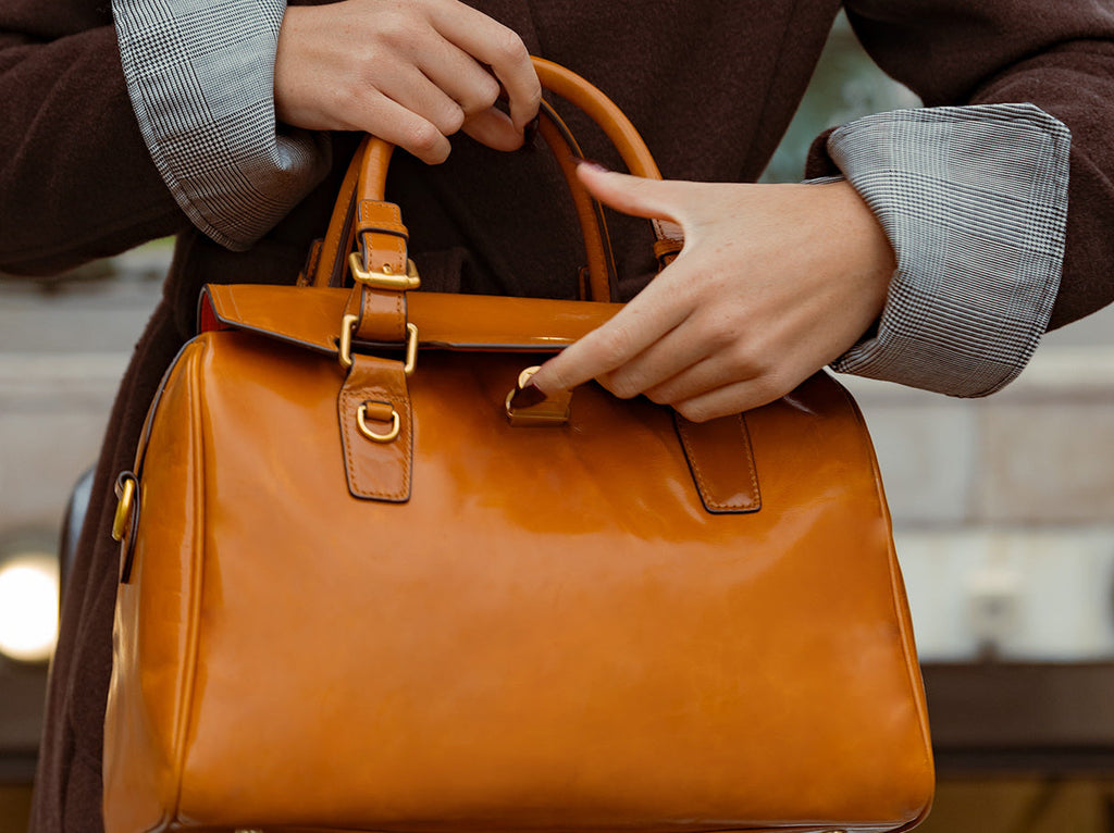 Femme ouvrant son grand sac à main contenant tout ce dont elle a besoin